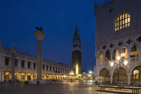 Italien, Venedig, Markusplatz bei Nacht, lizenzfreies Stockfoto