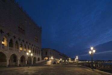 Italien, Venedig, Dogenpalast bei Nacht - FO005690