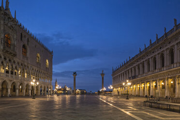 Italien, Venedig, Markusplatz bei Nacht - FOF005691