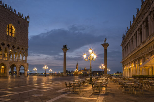 Italien, Venedig, Markusplatz bei Nacht - FOF005693