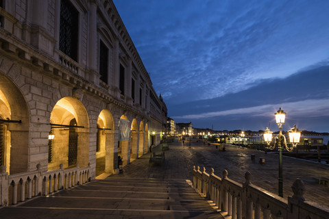 Italien, Venedig, Canale di San Marco mit Dogenpalast bei Nacht, lizenzfreies Stockfoto