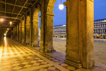 Italien, Venedig, Kolonnade am Markusplatz bei Nacht - FO005695