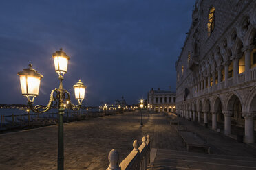 Italien, Venedig, Promenade mit Dogenpalast bei Nacht - FOF005696