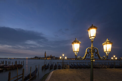Italien, Venedig, Promenade mit Blick auf San Giorgio Maggiore bei Nacht - FOF005697
