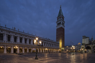Italien, Venedig, Markusplatz bei Nacht - FOF005699