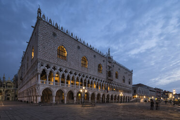 Italien, Venedig, Markusplatz mit Dogenpalast bei Nacht - FO005700