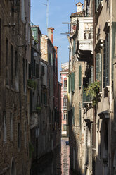 Italy, Veneto, Venice, canal and houses - FOF005898