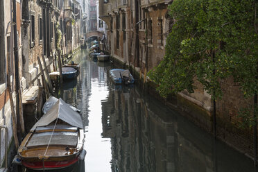Italien, Venetien, Venedig, Boote auf dem Kanal - FO005897