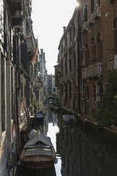 Italien, Venetien, Venedig, Boote auf dem Kanal - FOF005896