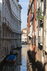 Italien, Venetien, Venedig, Boote auf dem Kanal - FOF005895