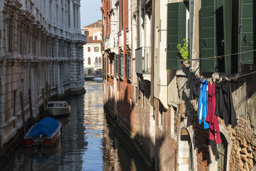 Italien, Venetien, Venedig, Boote auf Kanal, Wäsche auf Wäscheleine - FOF005894