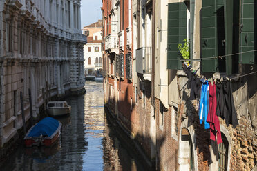 Italy, Veneto, Venice, boats on canal, laundry on clothesline - FOF005894