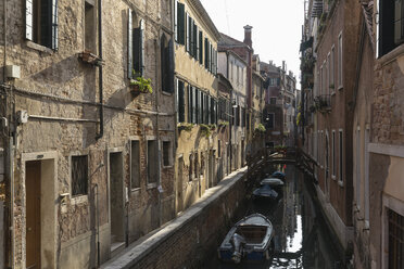 Italien, Venetien, Venedig, Boote auf dem Kanal - FOF005892