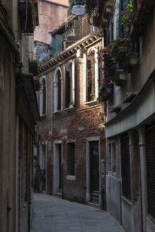 Italien, Venetien, Venedig, enge Gasse - FOF005891