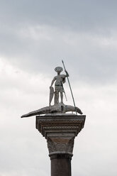 Italien, Venetien, Venedig, Figur des Schutzheiligen Theodore auf der Piazza San Marco - FO005886