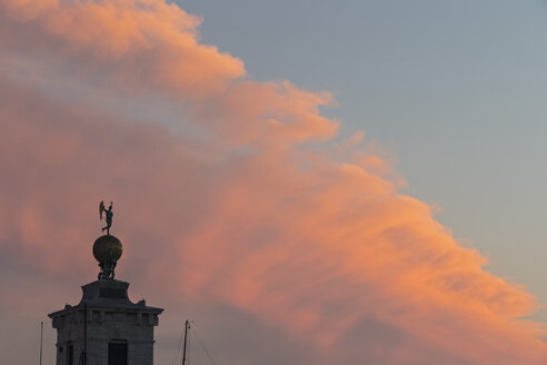 Italien, Venetien, Venedig, Zollhaus Dogana di Mare mit Statue auf goldener Kugel am Abend - FOF005883