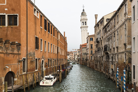 Italien, Venetien, Venedig, Boote auf dem Kanal, lizenzfreies Stockfoto