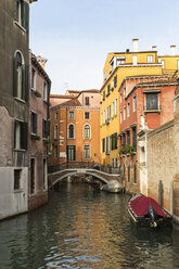 Italien, Venetien, Venedig, Häuser, Brücke, Boote auf einem Kanal - FO005876