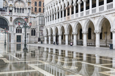 Italien, Venedig, Überschwemmungen auf dem Markusplatz - FOF005939