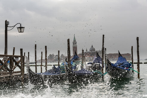 Italien, Venedig, Gondeln und Kirche San Giorgio Maggiore am Hochwasserpegel - FOF005942