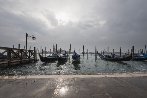 Italien, Venedig, Gondeln und Kirche San Giorgio Maggiore am Hochwasserpegel - FO005943
