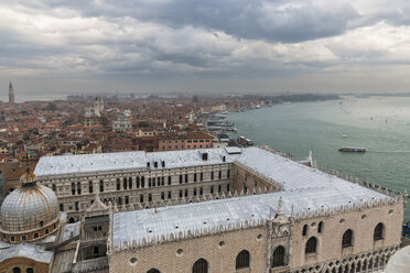 Italien, Venedig, Blick vom Campanile auf Markusdom und Dogenpalast - FOF005950