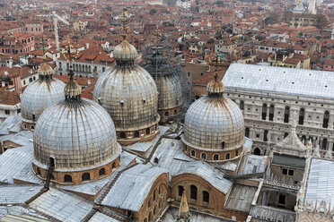 Italien, Venedig, Blick vom Campanile auf Markusdom und Dogenpalast - FOF005951