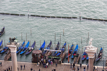 Italien, Venedig, Blick vom Campanile auf die Markus-Säule und die Gondelstation - FOF005953