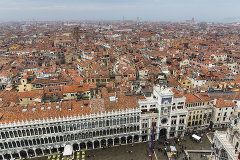 Italien, Venedig, Blick vom Campanile auf den Markusplatz und die Procuratie, lizenzfreies Stockfoto