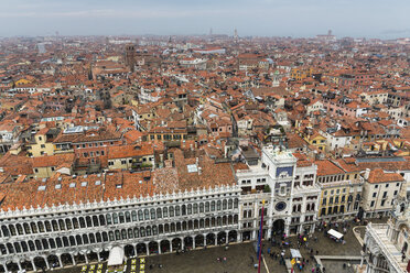 Italien, Venedig, Blick vom Campanile auf den Markusplatz und die Procuratie - FOF005954
