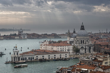 Italien, Venedig, Blick vom Campanile auf die Kirche Santa Maria della Salute - FOF005955