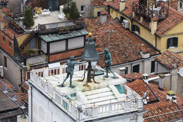 Italien, Venedig, Blick vom Campanile auf Hausdächer - FOF005919