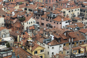 Italien, Venedig, Blick vom Campanile auf Hausdächer - FO005920