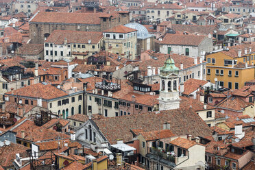 Italien, Venedig, Blick vom Campanile auf Hausdächer - FOF005921