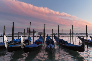 Italien, Venedig, Gondeln und Kirche San Giorgio Maggiore - FOF005924