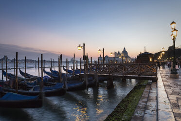 Italien, Venedig, Gondeln und Kirche Santa Maria della Salute - FO005925