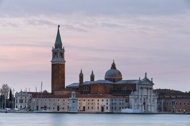 Italien, Venedig, San Giorgio Maggiore in der Dämmerung - FOF005927