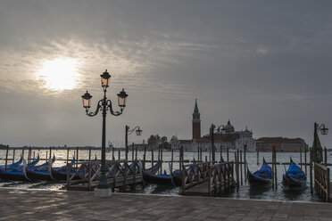 Italien, Venedig, Gondeln und Kirche San Giorgio Maggiore in der Morgendämmerung - FOF005928