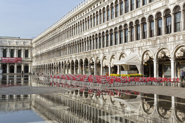 Italien, Venedig, Überschwemmungen auf dem Markusplatz - FOF005930