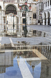 Italien, Venedig, Überschwemmungen auf dem Markusplatz - FOF005937