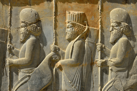 Iran, Persepolis, Blick auf Reliefs des Apadana-Palastes, lizenzfreies Stockfoto