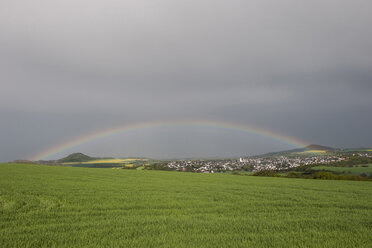 Deutschland, Rheinland-Pfalz, Vulkaneifel, Ochtendung, Regenbogen vor dunkelgrauem Himmel - PAF000304