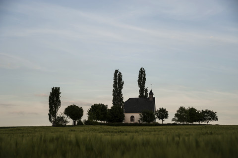 Deutschland, Rheinland-Pfalz, Vulkaneifel, Mertloch, Blick auf die Heilig-Kreuz-Kapelle, lizenzfreies Stockfoto