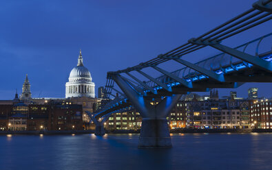 Vereinigtes Königreich, England, London, Blick auf die Millennium Bridge mit St. Pauls Cathedral im Hintergrund bei Nacht - JB000013