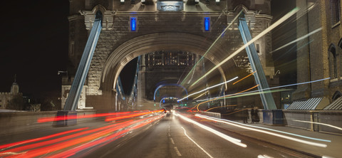 Vereinigtes Königreich, England, London, Tower Bridge, Verkehr bei Nacht, lizenzfreies Stockfoto