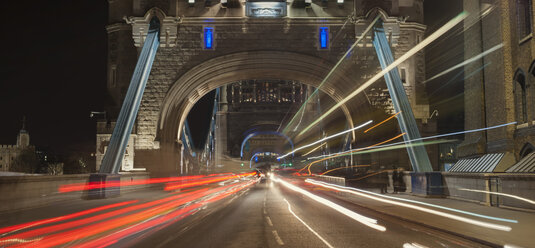 Vereinigtes Königreich, England, London, Tower Bridge, Verkehr bei Nacht - JB000004