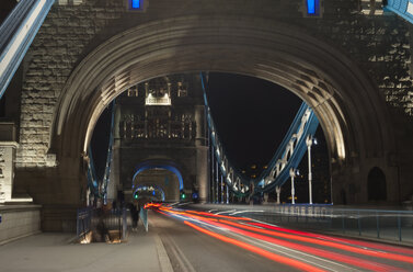 Vereinigtes Königreich, England, London, Tower Bridge, Verkehr bei Nacht - JB000005