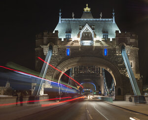 Vereinigtes Königreich, England, London, Tower Bridge, Verkehr bei Nacht - JB000001
