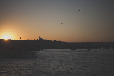 Türkei, Sonnenuntergang über Istanbul am Eminonu-Dock - FLF000382