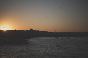 Turkey, Sunset over istanbul at Eminonu dock - FLF000382